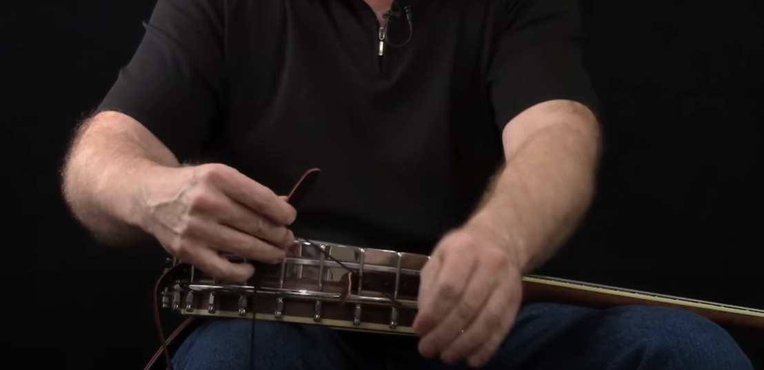 How does a strap go on a banjo?
